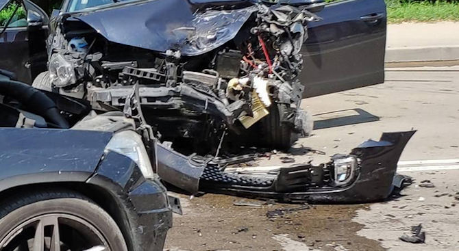 Тежка катастрофа на пътя Обзор-Несебър, две коли се удариха челно