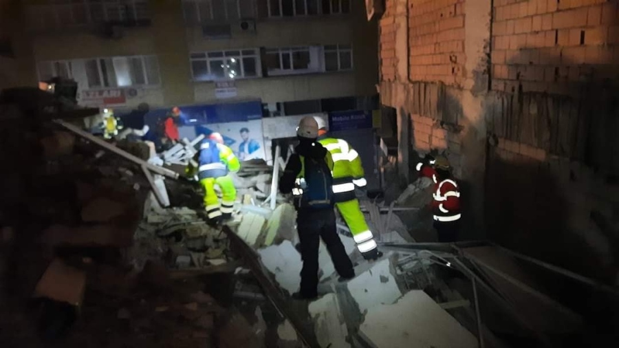 Спасители извадиха изпод руините в Турция семейство - изселници от Бургас