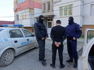 Полицията щурмува апартамент в бургаския ж.к. Изгрев, откриха цял наркоарсенал 