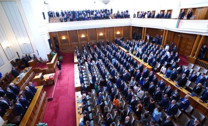Депутатите в 49-ия парламент положиха клетва, Вежди Рашидов удари първия звънец