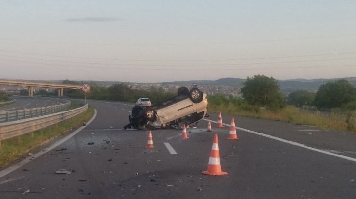 Тежка катастрофа между кола и микробус затвори за часове АМ Тракия край Бургас 
