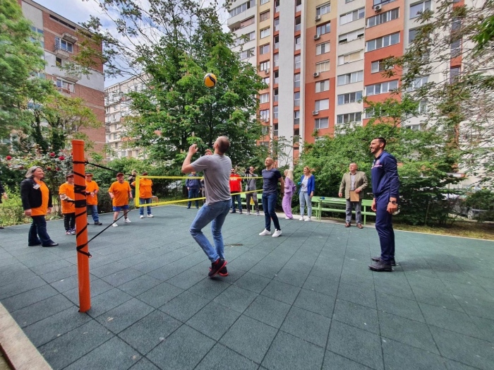 Потребителите на Защитено жилище за лица с умствена изостаналост в Бургас имат нова спортна площадка