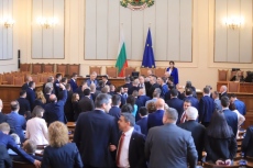 17 депутати са наказани с порицание за вчерашния бой в пленарната зала