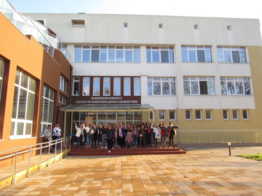 Засилен интерес към Медицинския факултет в Бургас: 25 момичета се борят за 1 място