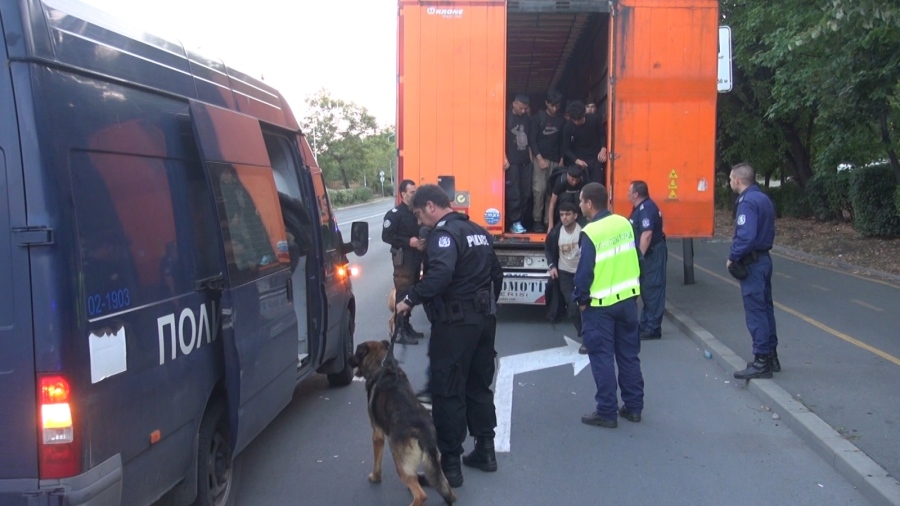 Полицията залови 44 нелегални мигранти в ТИР в Бургас