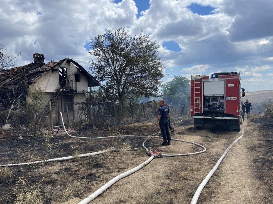 Пожарът в средецкото село Драка: Изгоряха шест къщи 