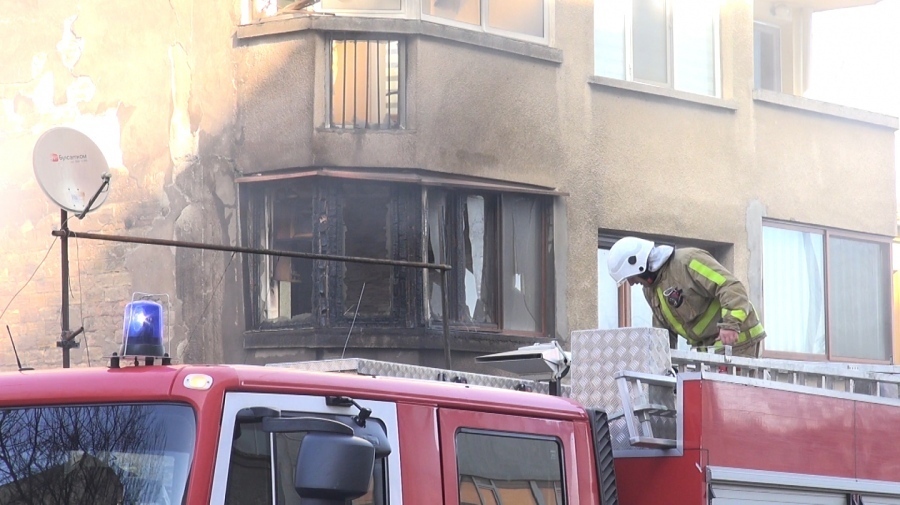 Пожар, тръгнал от бебешка количка, подпали кооперация в Бургас 