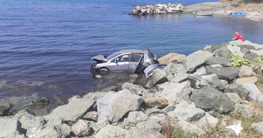 Лек автомобил падна в морето край Лозенец, шофьорът е пострадал (СНИМКИ)