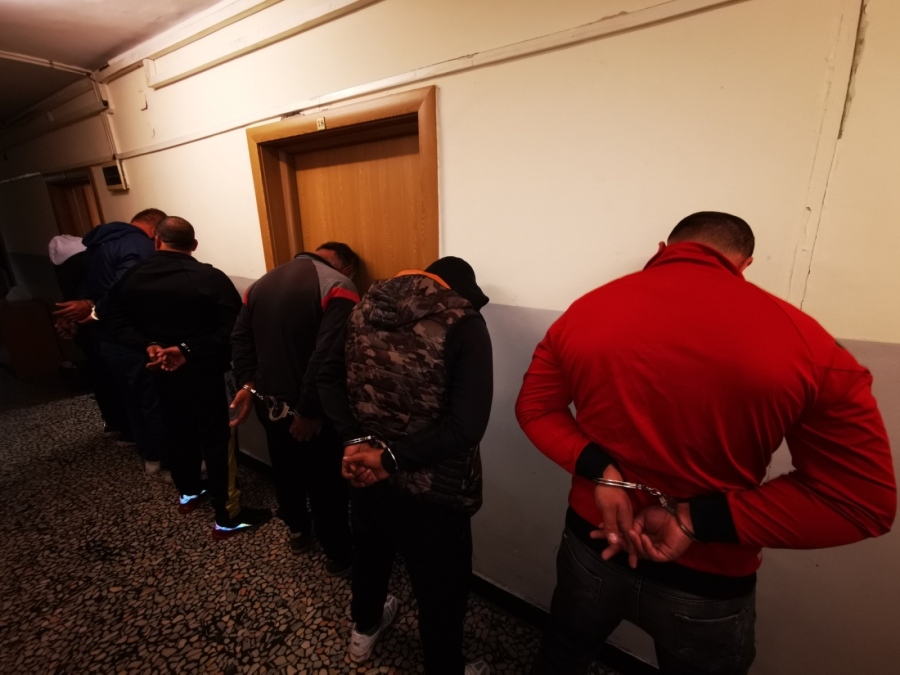 Задържаха 8 души след акция на полицията в Бургас срещу незаконните пунктове за метали (СНИМКИ)