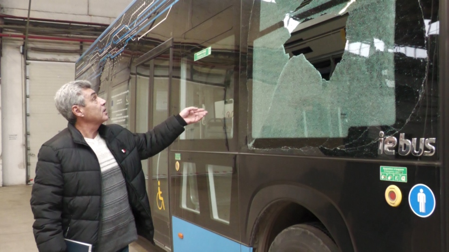 Деца от Бургас хвърляха камъни по препълнен автобус на градския транспорт (СНИМКИ)
