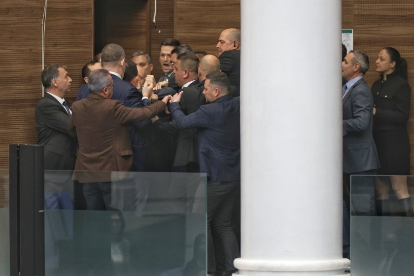 Физически сблъсъци между ДПС и Възраждане в парламента (ВИДЕО)