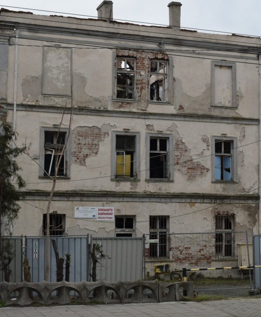 Тази стара порутена сградата на ул. „Булаир“ в Бургас се предоставя на пожарната 