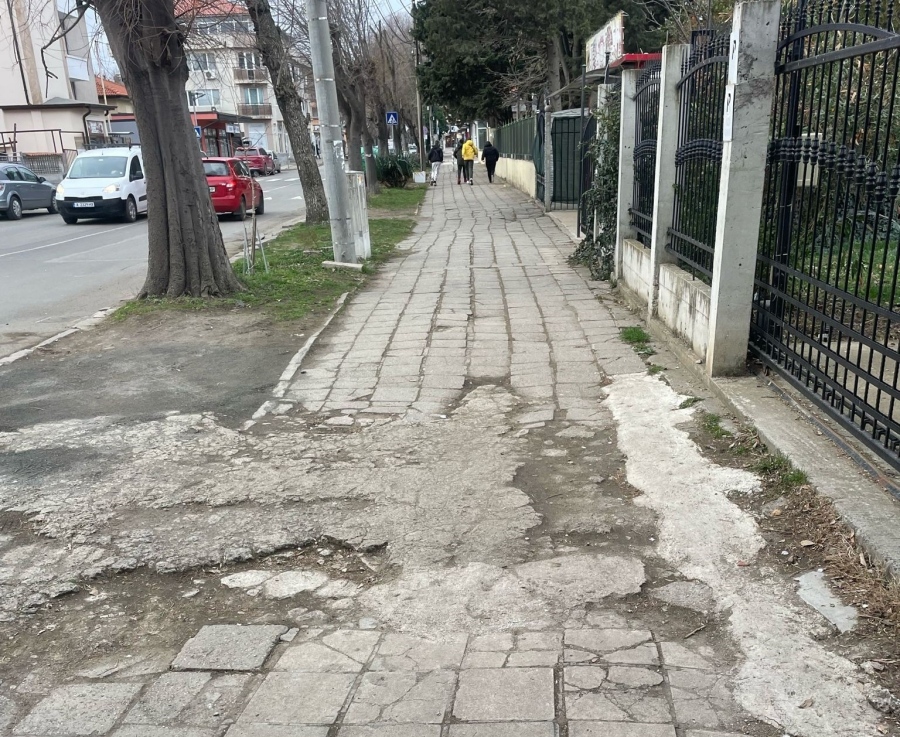 Изграждат нови тротоари на главната улица в кв. Сарафово 