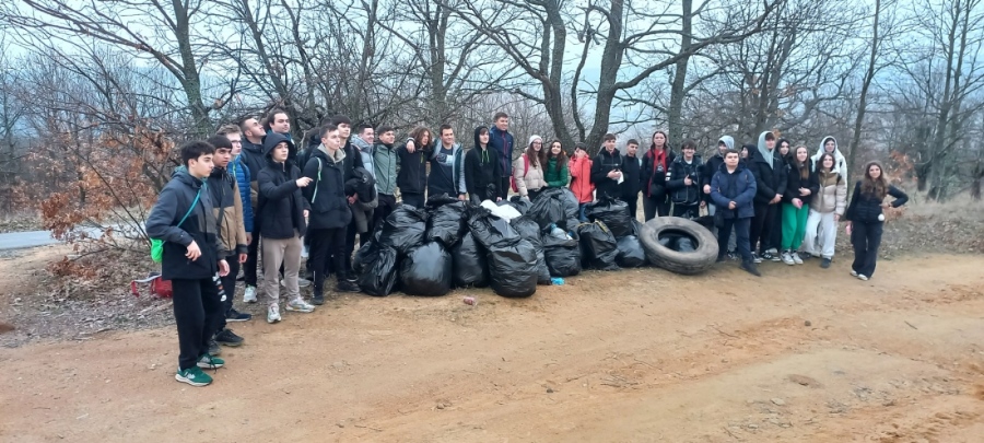 Бургаски младежи опознават Странджа, докато я почистват