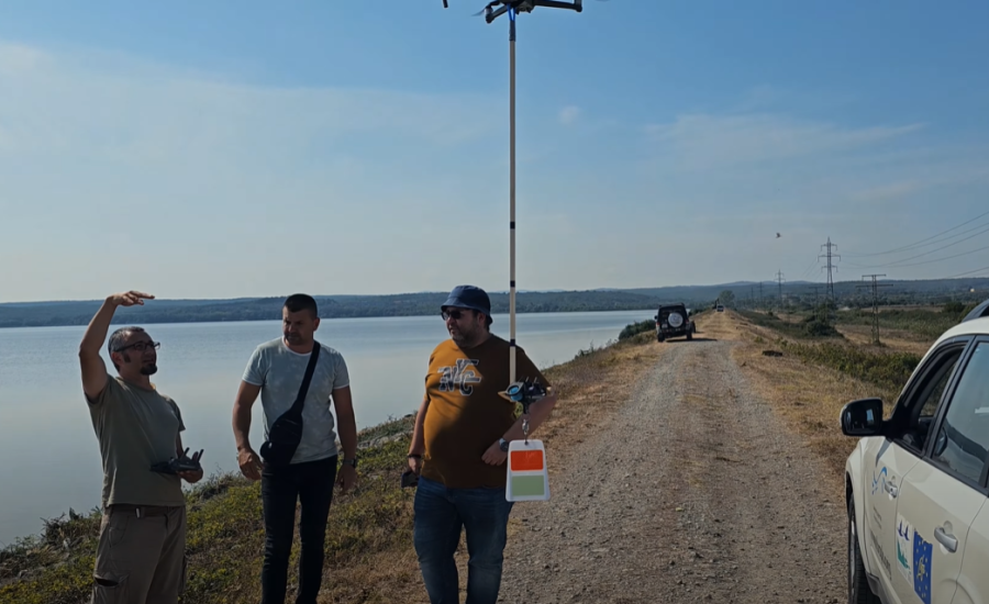 За пръв път в България:  Монтираха с дрон светлоотразители за птици по въздушни електропроводи край Бургас (ВИДЕО)