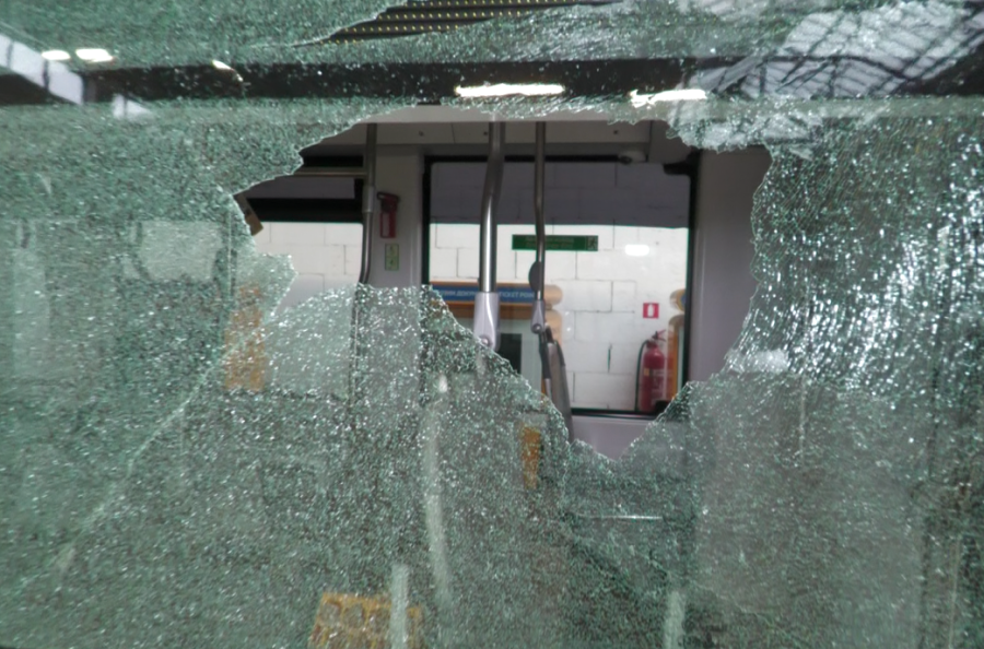 Неизвестен счупи стъкло на автобус от градския транспорт в Бургас