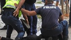Полицаи от Бургас обезвредиха сериен крадец с елктрошок след бягство от патрулния автомобил