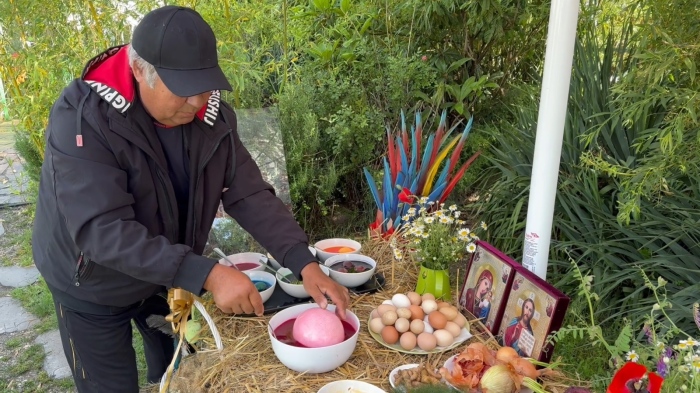 В Бургас боядисаха голямо щраусово яйце за Великден (СНИМКИ)