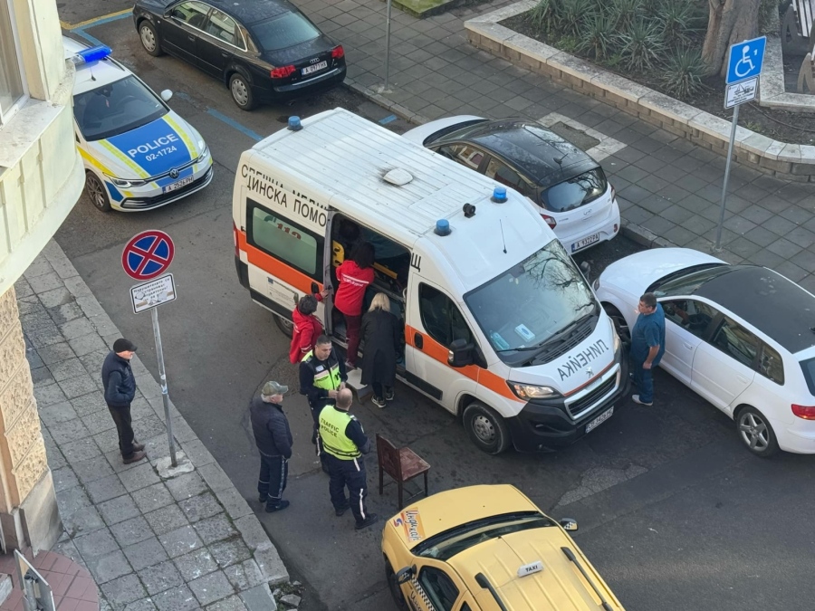 Таксиметров шофьор блъсна възрастна жена в центъра на Бургас 