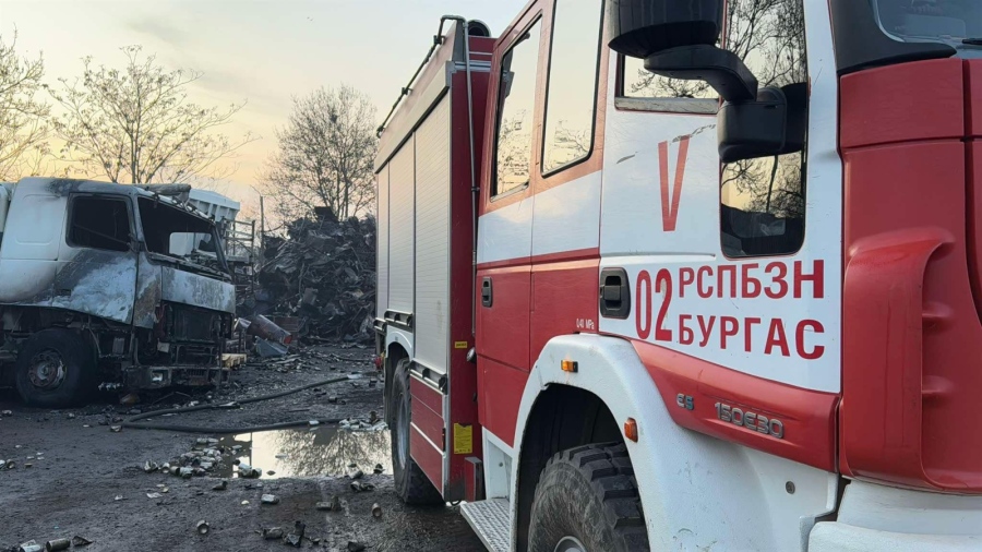 Вижте щетите след големия пожар в склада за скрап в Бургас (ВИДЕО)