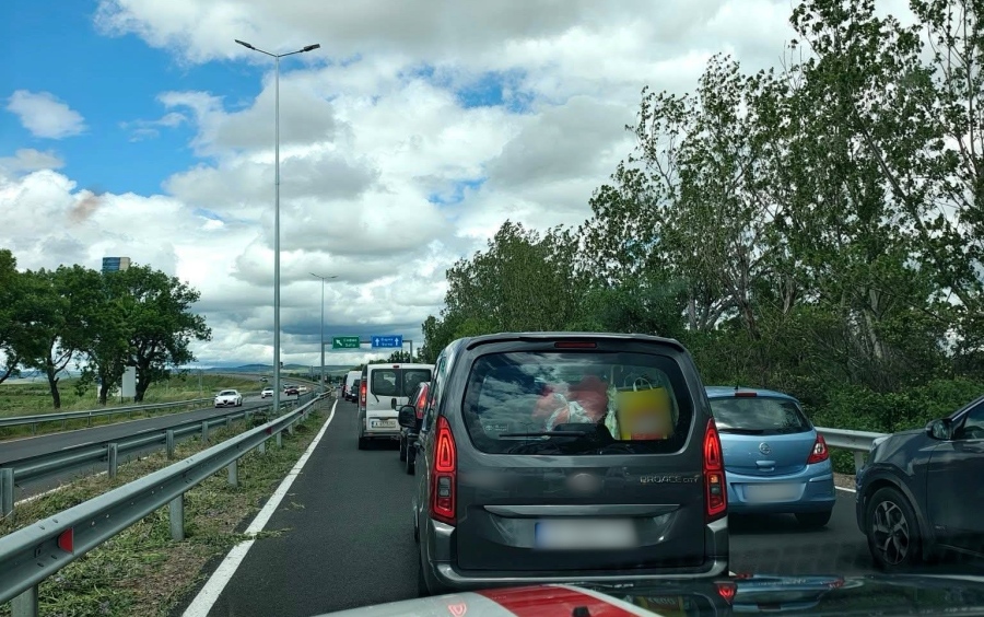 Двама полицаи от Бургас ескортираха бременна жена до болницата, тръгнала да ражда в задръстване