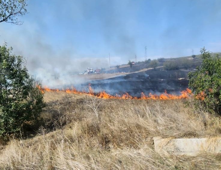 Пожар бушува край пътя между Меден рудник и Средец
