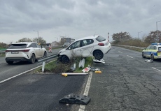 Зрелищна катастрофа на пътя Сарафово - Бургас: 24-годишна шофьорка се вряза в мантинелата 