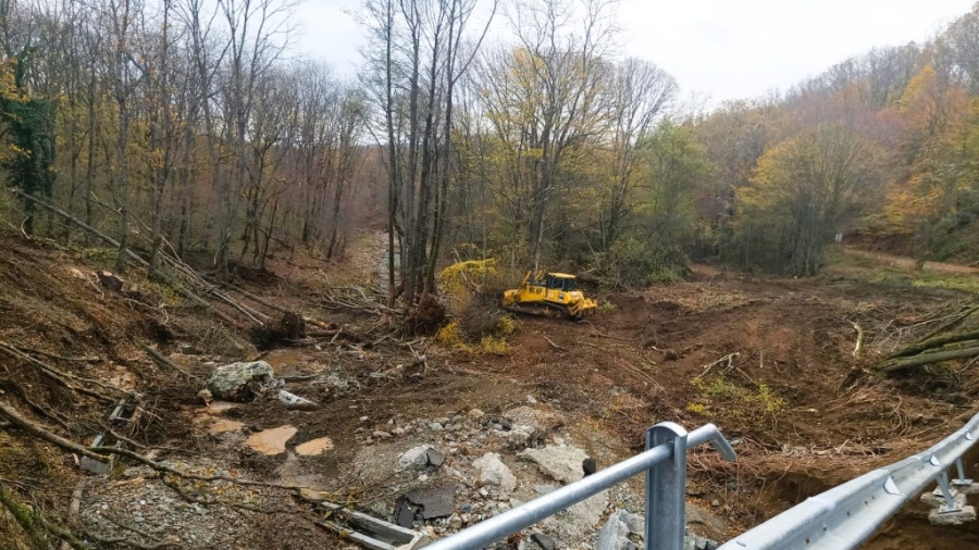 Започва изграждането на временен път до разрушения от наводнението мост край Царево (СНИМКИ)