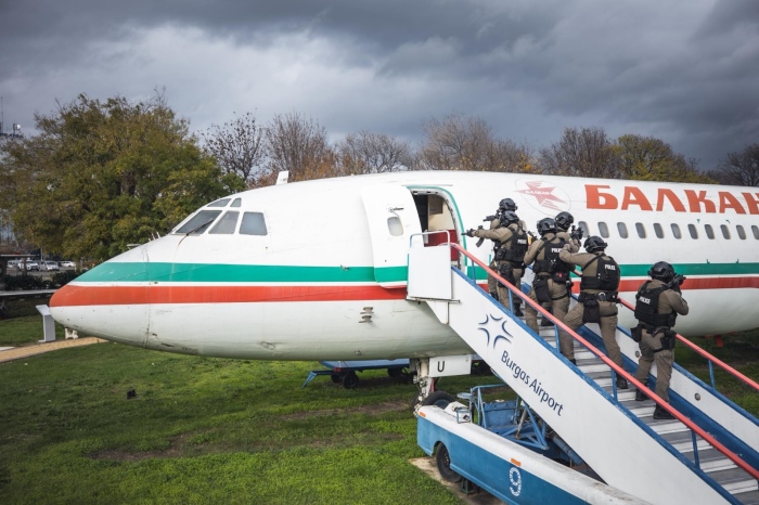 Спецполицаи от Бургас тренираха операции при терористични заплахи на борда на самолет