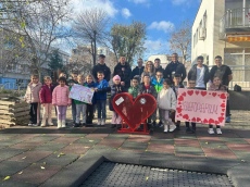 От деца за деца: Бургаски ученици изработиха „сърце за капачки“ за малчуганите от детска градина „Раковина“