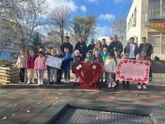 От деца за деца: Бургаски ученици изработиха „сърце за капачки“ за малчуганите от детска градина „Раковина“
