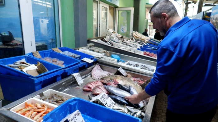 Между 9 и 10 лв. за килограм шаран на Никулден в Бургас: Институциите започнаха заслиени проверки за качеството на рибата 