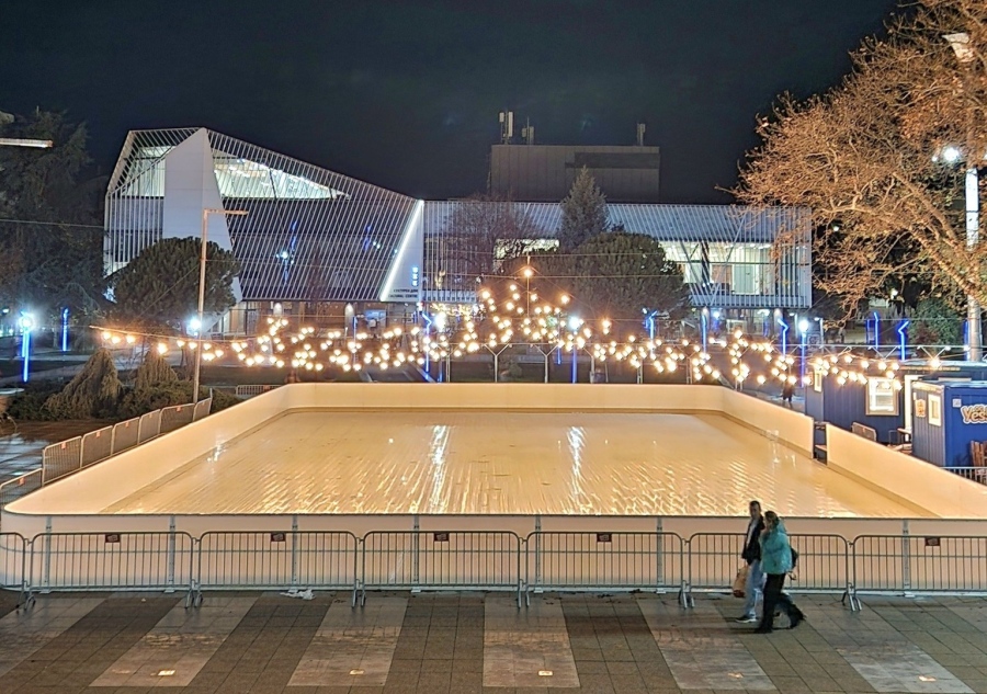 Защо новата ледена пързалка в центъра на Бургас няма да се топи, независимо от температурите?