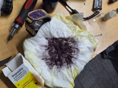 Полицията откри домашна лаборатория за амфетамини в бургаския кв. Победа (СНИМКИ)