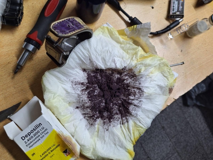 Полицията откри домашна лаборатория за амфетамини в бургаския кв. Победа (СНИМКИ)