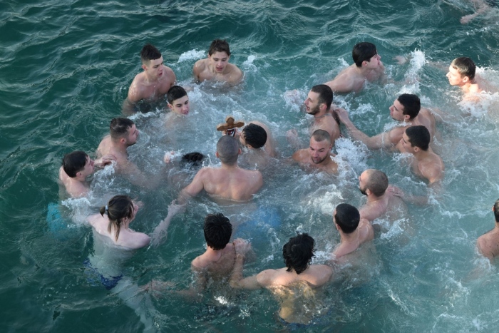 Ето как можете да се включите в ритуала по спасяването на Светия кръст на Йордановден в Бургас