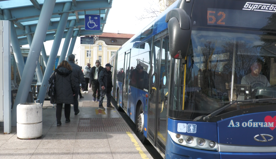 Общинският съвет в Бургас реши учениците и студентите да пътуват за 1 евро месечно в градския транспорт