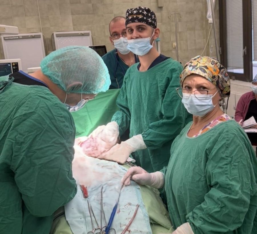 Бургаски лекари извадиха тумор колкото пъпеш от корема на жена