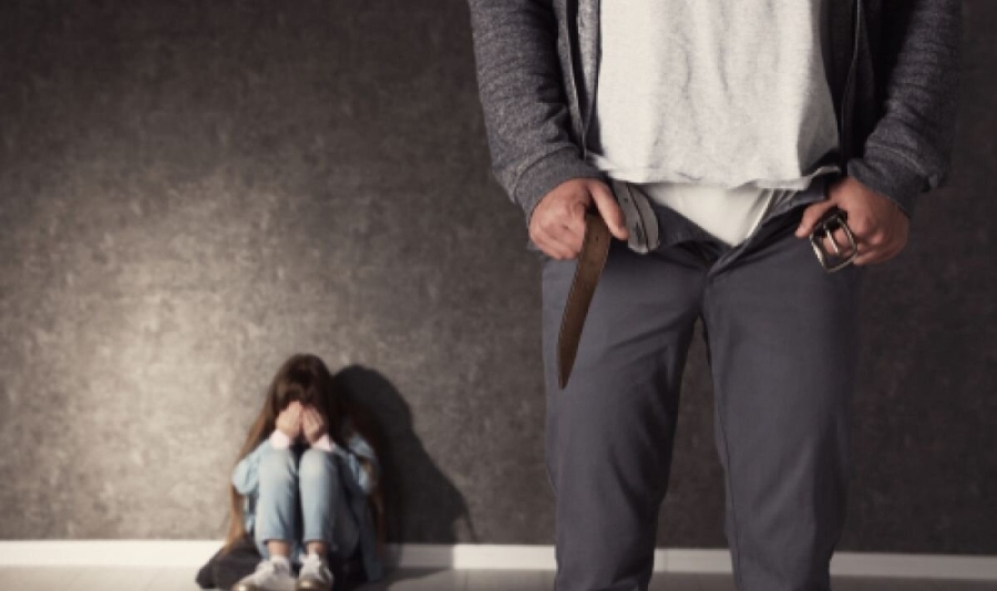 Задържаха учител за секс с ученичка и блудство с друга