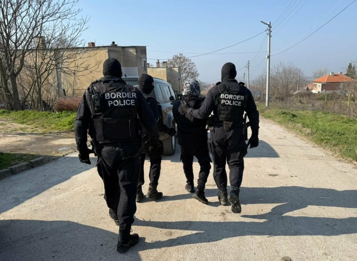 Разкриха ОПГ за трафик на мигранти през българо-турската граница (СНИМКИ)