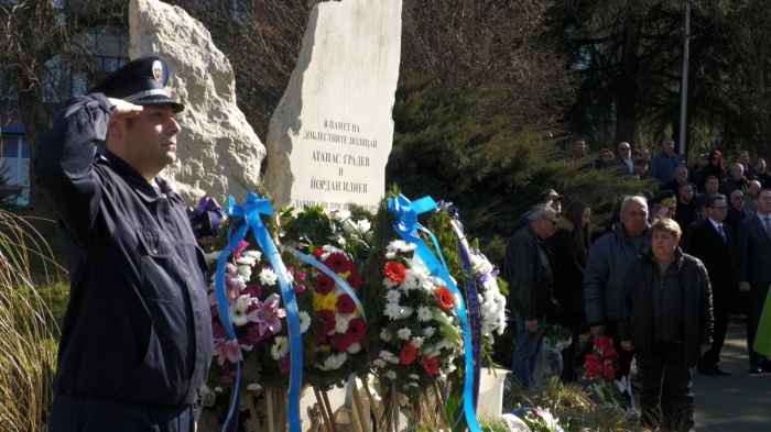 „Платиха най-високата цена в името на закона“: Бургас отдаде почит на полицаите, загинали при изпълнение на дълга