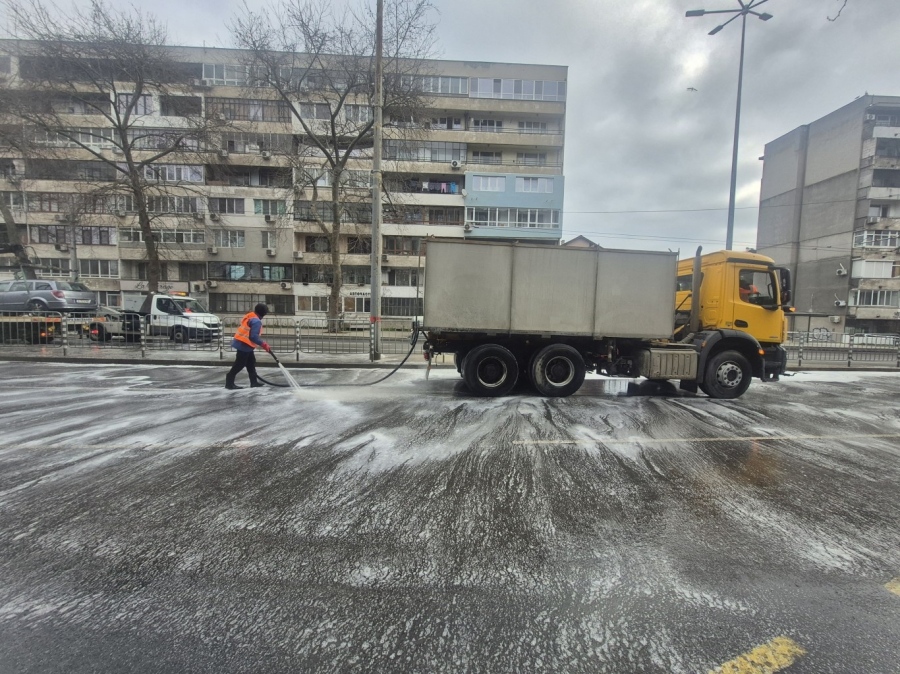 Бургазлии, преместете автомобилите си: Миенето на бул. „Демокрация“ ще продължи на 21 март