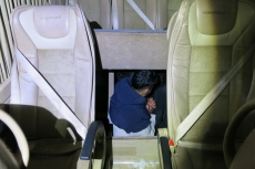 Задържаха 10 нелегални мигранти, укрити в тайник на пътнически микробус, край Бургас (СНИМКИ)