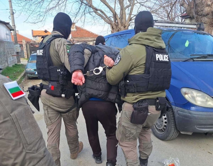 Осем души са задържани при акция на полицията в Карнобат срещу изборната търговия